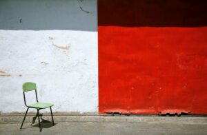 painting-white-red-wall-chair, Und-Oder-Nicht Ketten auflösen
